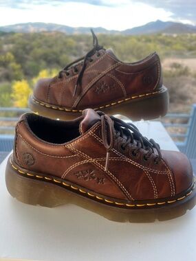 🌺 Dr. Martens 12283 Daisy Embossed Vintage Chunky Platform Oxfords 🌺